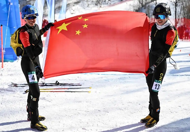 2月9日，中國隊選手次旦玉珍（左）與隊友于婧萱慶祝勝利。新華社記者 謝劍飛攝