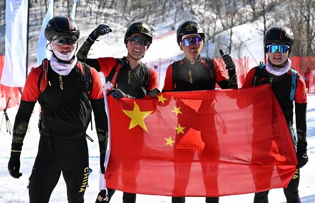 2月9日，包攬滑雪登山男子短距離前四名的中國隊選手賽后慶祝。新華社記者 謝劍飛攝