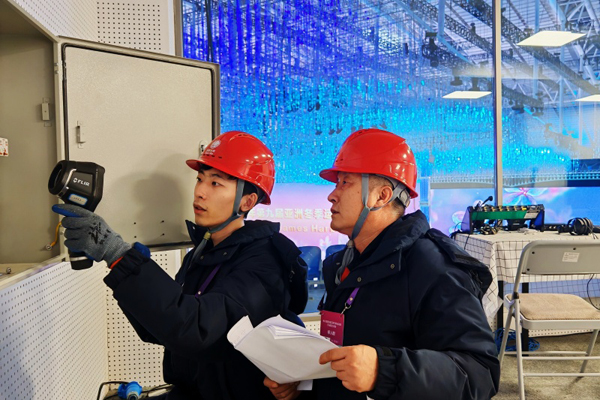 第九屆亞冬會(huì)開閉幕式供電保障團(tuán)隊(duì)隊(duì)員對(duì)供電設(shè)備開展特巡。受訪者供圖