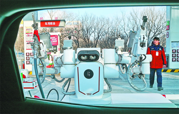 智能加油機(jī)器人在加能站工作。受訪者供圖