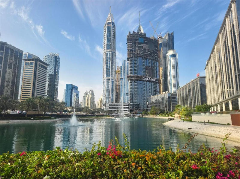 正在建設(shè)中的卡瓦利卡薩高層住宅項目（圖中有腳手架建筑）。 中建中東供圖 