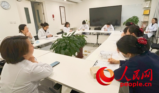 交班會上，海淀醫(yī)院安寧療護團隊討論患者和家屬需求。人民網(wǎng)記者 金慧慧攝