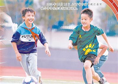 2024年10月12日，江西省吉安市峽江縣實(shí)驗(yàn)小學(xué)學(xué)生在進(jìn)行足球訓(xùn)練。