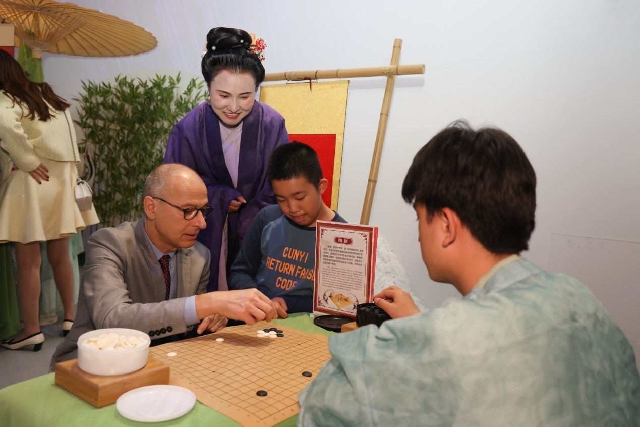 嘉賓體驗(yàn)圍棋對(duì)弈。人民網(wǎng)記者 任皓宇攝