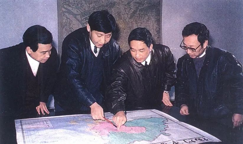 1991年12月，習(xí)近平與同事討論福州市戰(zhàn)略規(guī)劃設(shè)想。（圖源：《習(xí)近平在福州》）