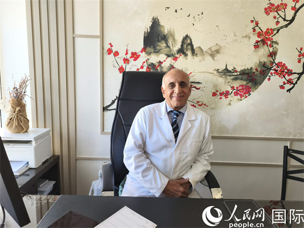 哈利勒在他的辦公室。人民網(wǎng)記者 黃培昭攝