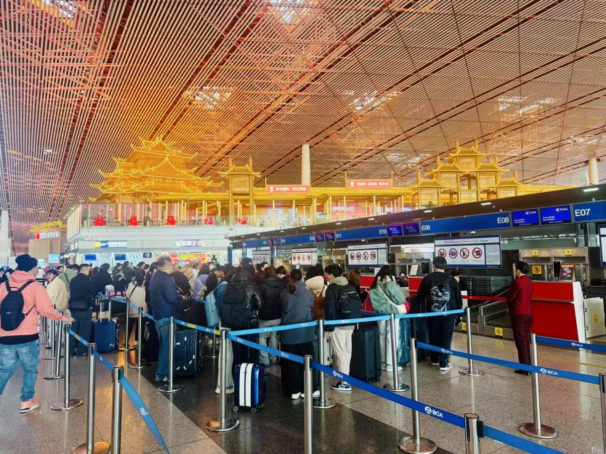 旅客在首都機(jī)場(chǎng)值機(jī)柜臺(tái)辦理乘機(jī)手續(xù)。人民網(wǎng)記者 喬雪峰攝