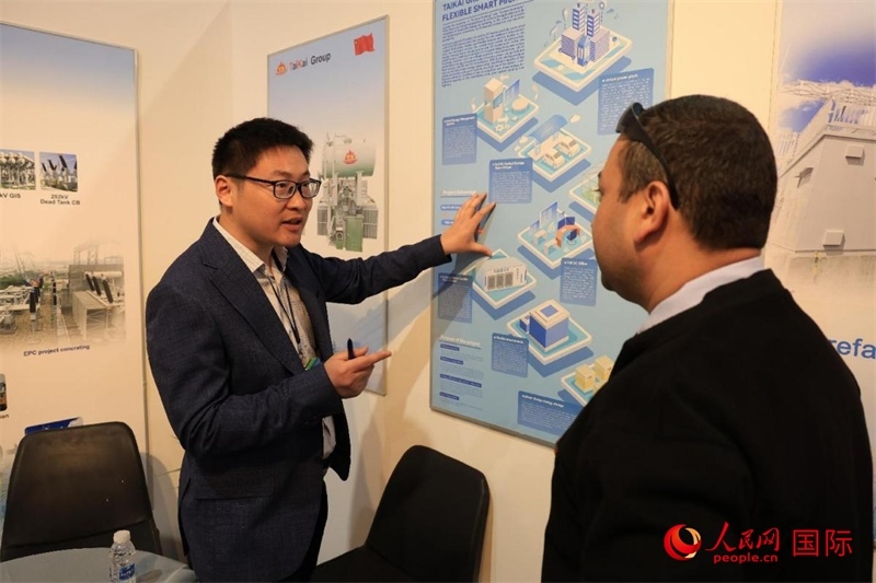 一名中國展商向嘉賓介紹產(chǎn)品。人民網(wǎng)伊納斯·易卜拉欣攝