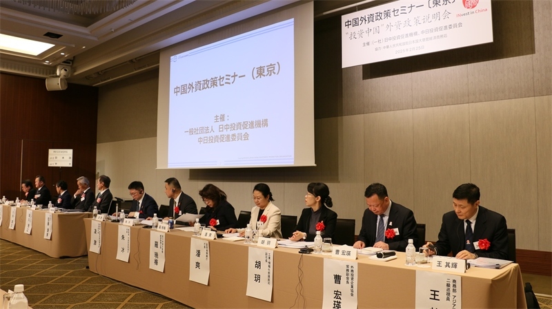 商務部和工業(yè)和信息化部相關司局負責人進行政策說明以及答疑解惑。人民網(wǎng) 許可攝