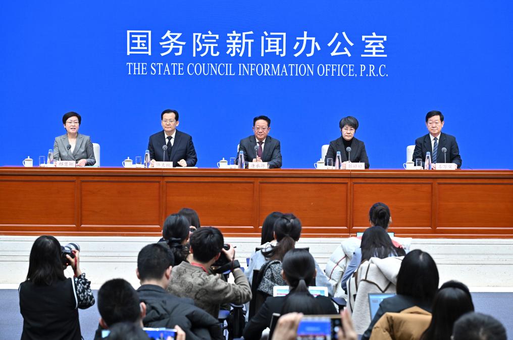 2月28日，國(guó)務(wù)院新聞辦公室在北京舉行國(guó)務(wù)院政策例行吹風(fēng)會(huì)，民政部副部長(zhǎng)唐承沛、財(cái)政部副部長(zhǎng)郭婷婷、自然資源部副部長(zhǎng)許大純、住房城鄉(xiāng)建設(shè)部副部長(zhǎng)姜萬榮和國(guó)務(wù)院新聞辦公室新聞發(fā)言人介紹2024年國(guó)務(wù)院部門辦理全國(guó)人大代表建議和全國(guó)政協(xié)提案工作有關(guān)情況，并答記者問。新華社記者 李鑫 攝