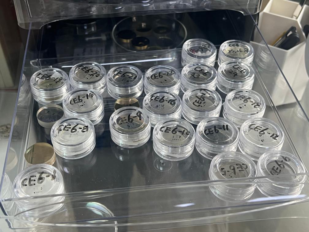 包含嫦娥六號樣品的樹脂靶。新華社記者 溫競?cè)A 攝