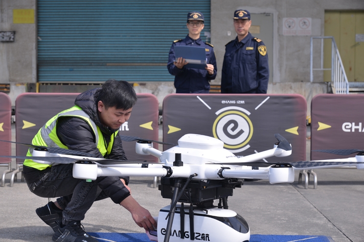 海關關員監(jiān)管跨境電商無人機配送包裹。陳志軍攝