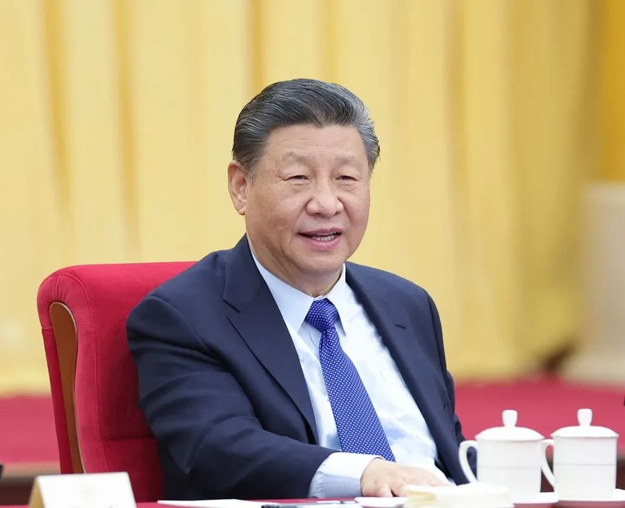 2024年3月6日，習(xí)近平看望參加全國(guó)政協(xié)十四屆二次會(huì)議的民革、科技界、環(huán)境資源界委員，并參加聯(lián)組會(huì)，聽(tīng)取意見(jiàn)和建議。新華社發(fā)（盛佳鵬攝）