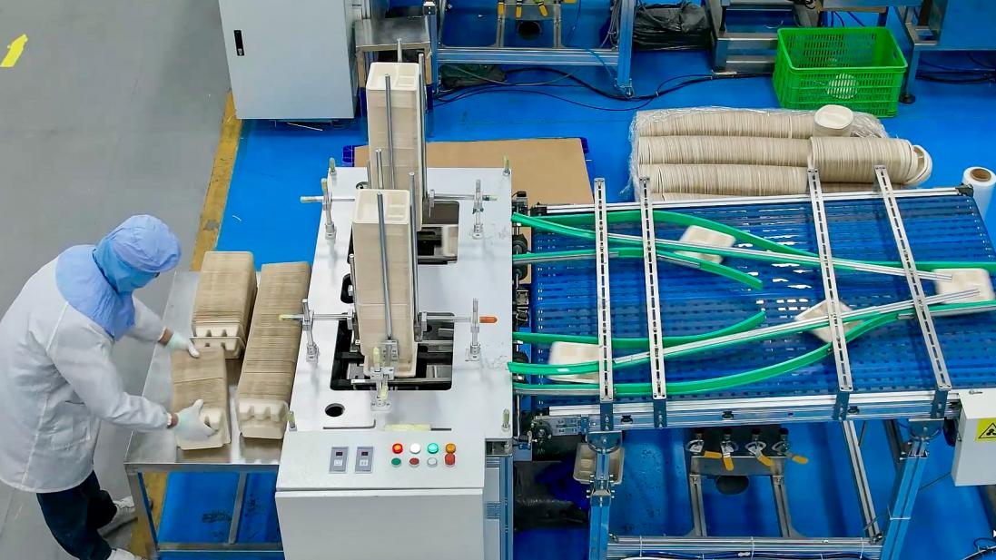 來(lái)賓市糖企用甘蔗渣制造環(huán)保餐具（央廣網(wǎng)發(fā) 覃飛翔 攝）