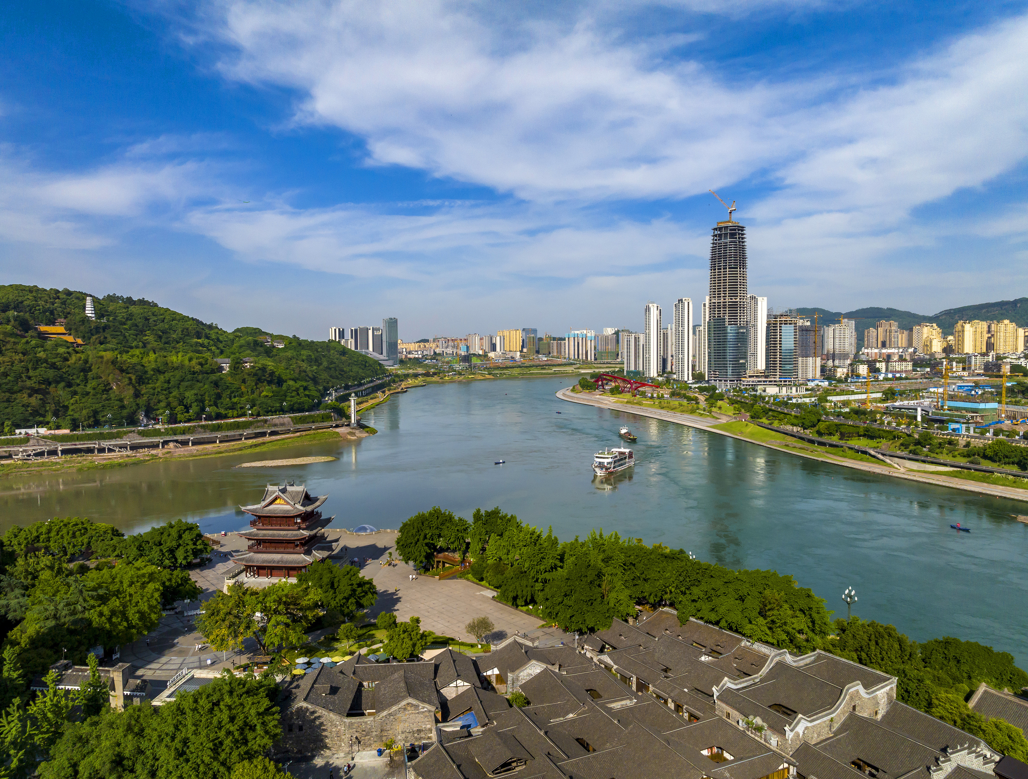 “長(zhǎng)江首城”四川宜賓，經(jīng)過(guò)長(zhǎng)江生態(tài)綜合治理后的三江交匯處風(fēng)光。