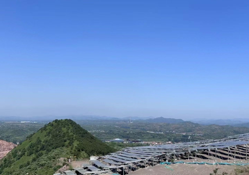 河北遷西某光伏基地。人民網(wǎng)記者 王紹紹攝