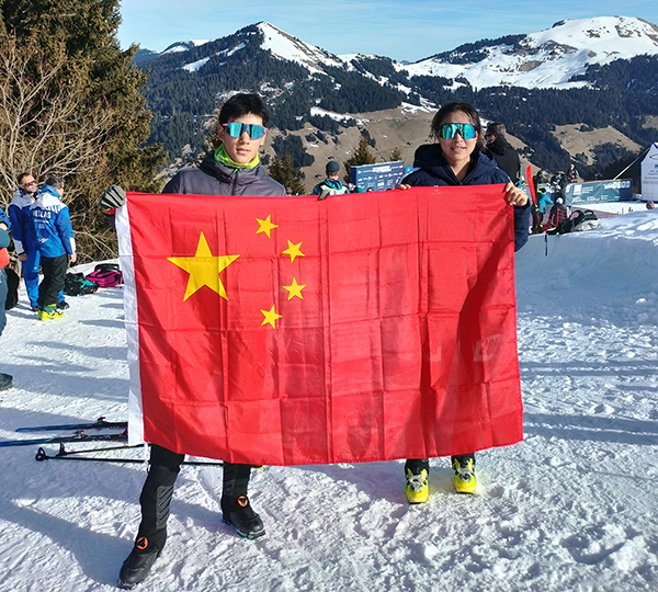 U18垂直競速男子冠軍貢松郎（左）加和女子冠軍普姆阿尼賽后舉國旗慶祝。中國滑雪登山隊供圖