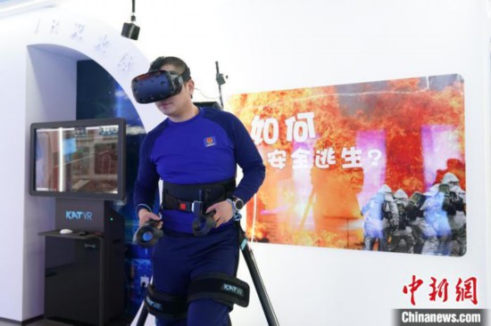 圖為消防員利用VR展示火災如何逃生。中新社記者 趙宇航 攝
