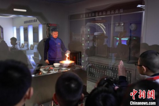 圖為學生們參觀道里區(qū)消防救援大隊消防科普體驗館內火場真實體驗演示區(qū)。中新社記者 趙宇航 攝