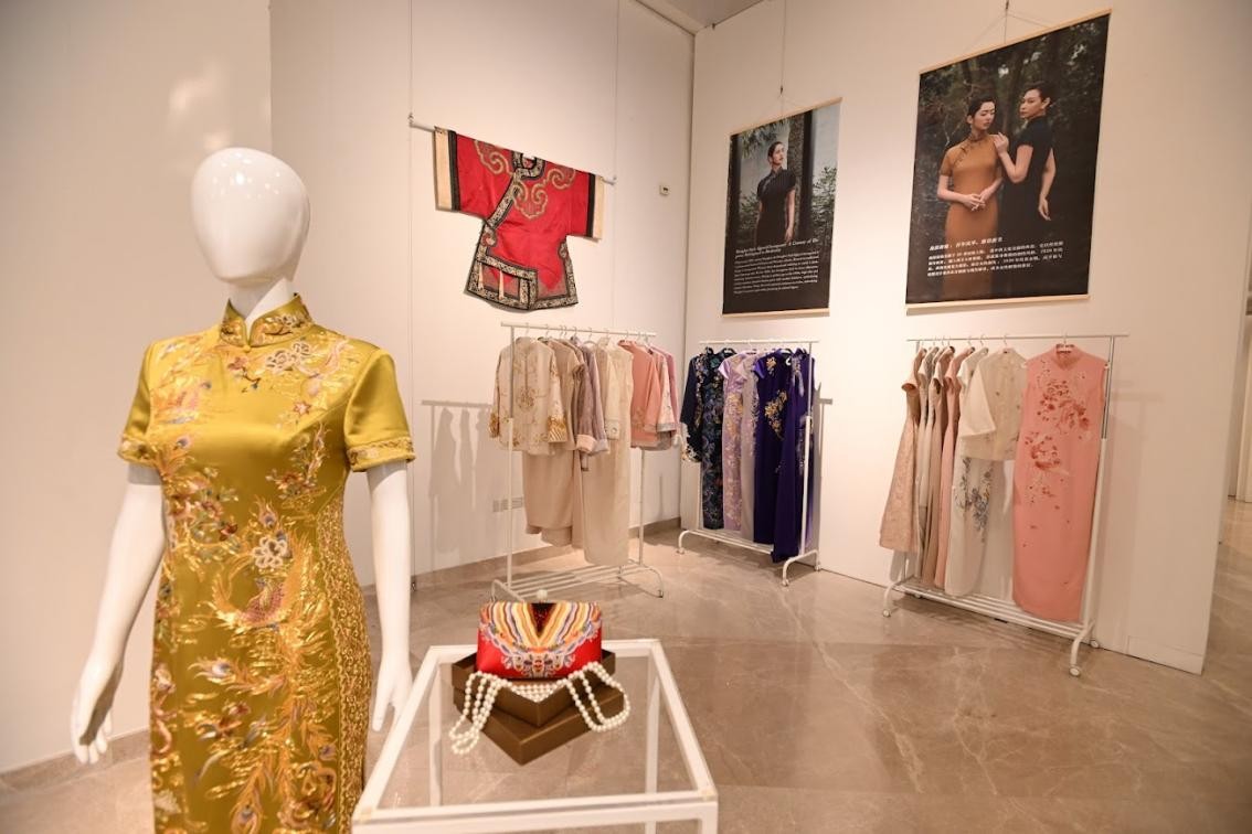 展覽現(xiàn)場展出各種款式的精美旗袍。新加坡中國文化中心供圖