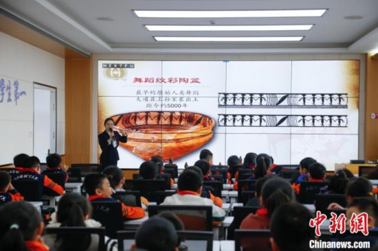 圖為學生在“國寶音樂會”社教課中了解舞蹈紋彩陶盆。中新社記者 馬銘言 攝