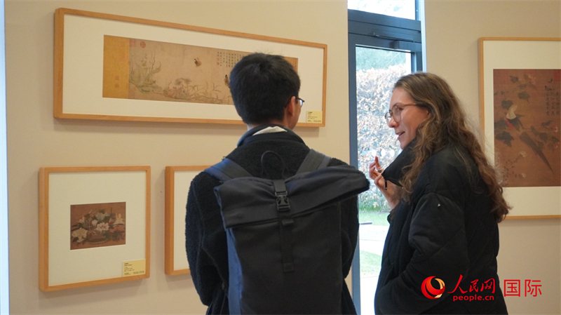 劍橋大學(xué)學(xué)者參觀宋畫(huà)特展。人民網(wǎng) 徐量攝