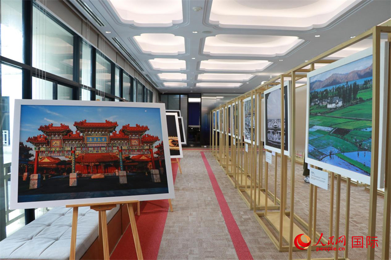 “遇見”攝影展現(xiàn)場。朱瀟逸攝