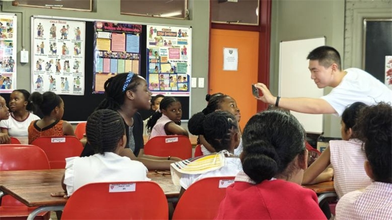 南非學(xué)生現(xiàn)場提問。