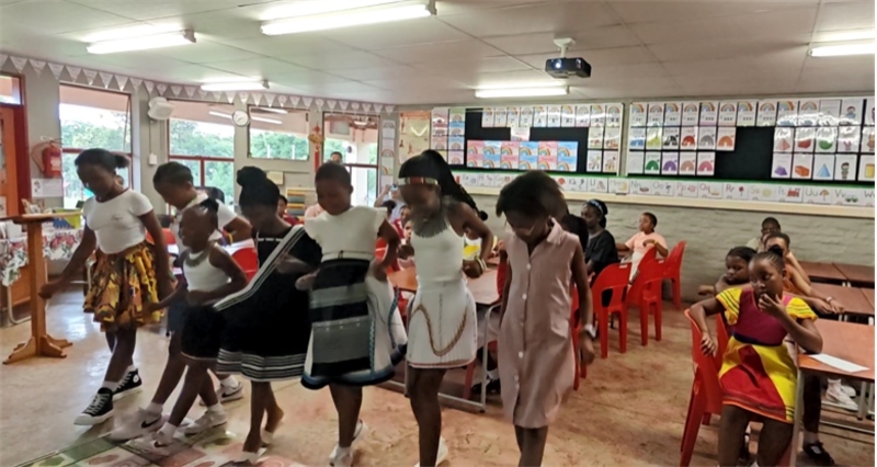 南非學(xué)生表演非洲歌舞，