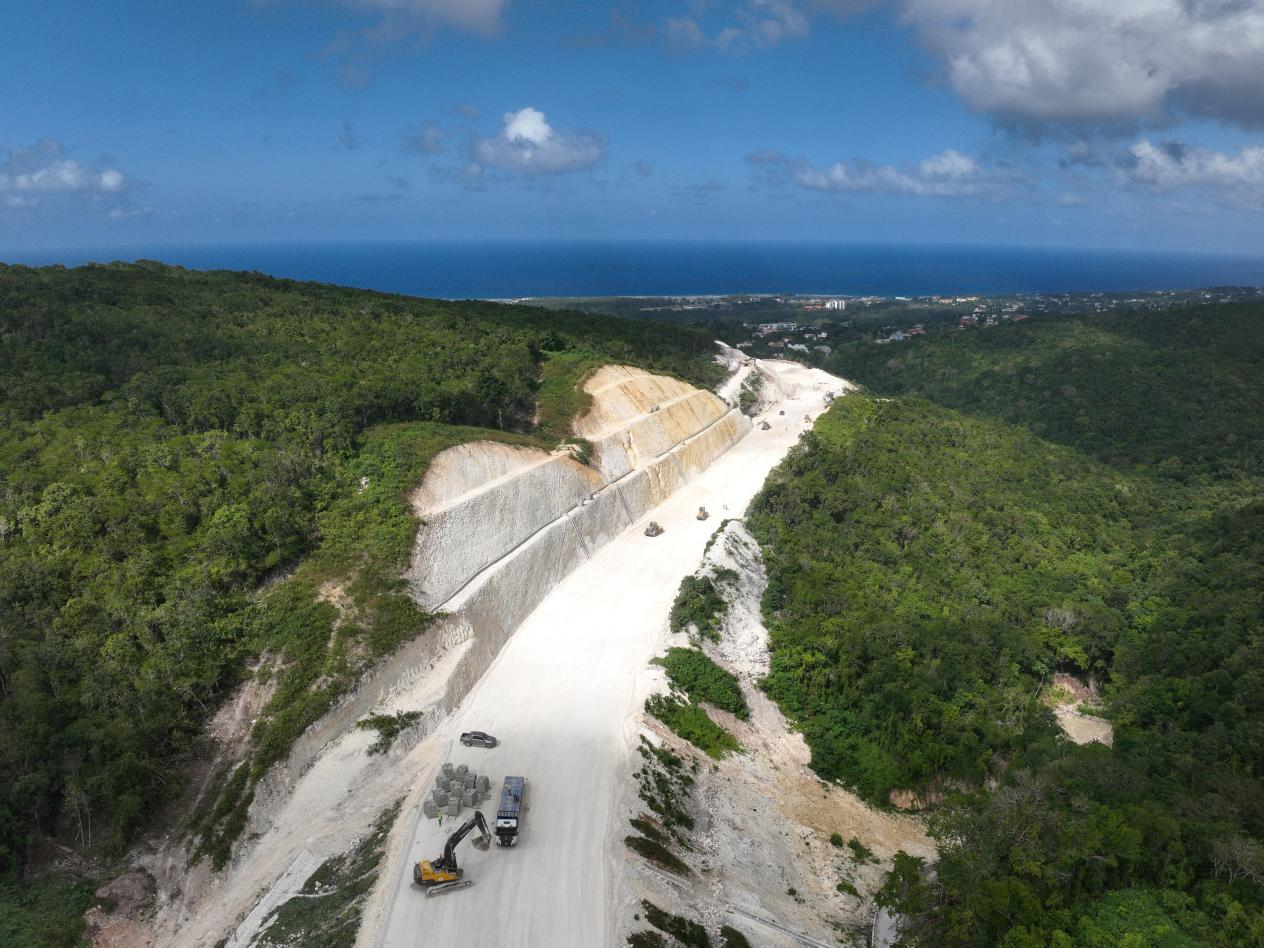 圖為中企承建的牙買加蒙特哥貝繞城路項目基層試驗段正在進(jìn)行攤鋪和碾壓施工，相關(guān)施工工作已于近日順利完成。中國港灣美洲區(qū)域公司供圖