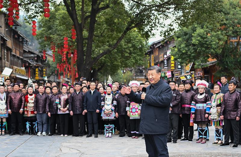 △今年3月17日，在貴州肇興侗寨考察時，習近平總書記同村民們親切交流。