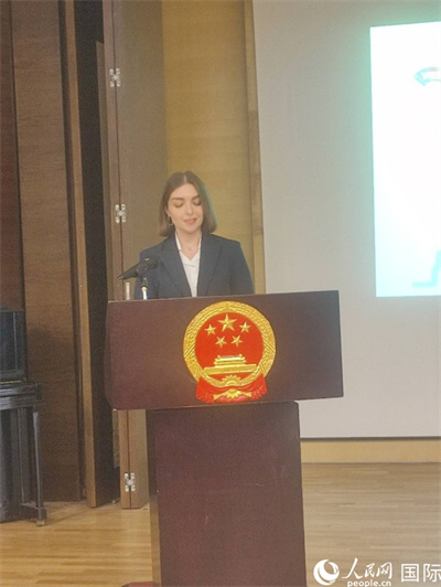 意方學(xué)生代表白綺花發(fā)言。人民網(wǎng)記者 鄭彬攝