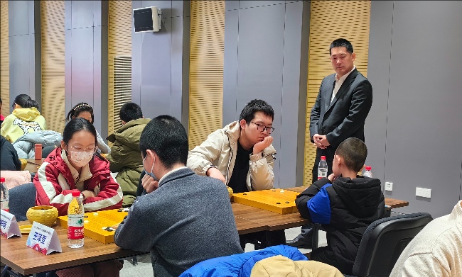 常昊觀(guān)戰(zhàn)年輕棋手們比賽。人民網(wǎng)記者 李乃妍攝