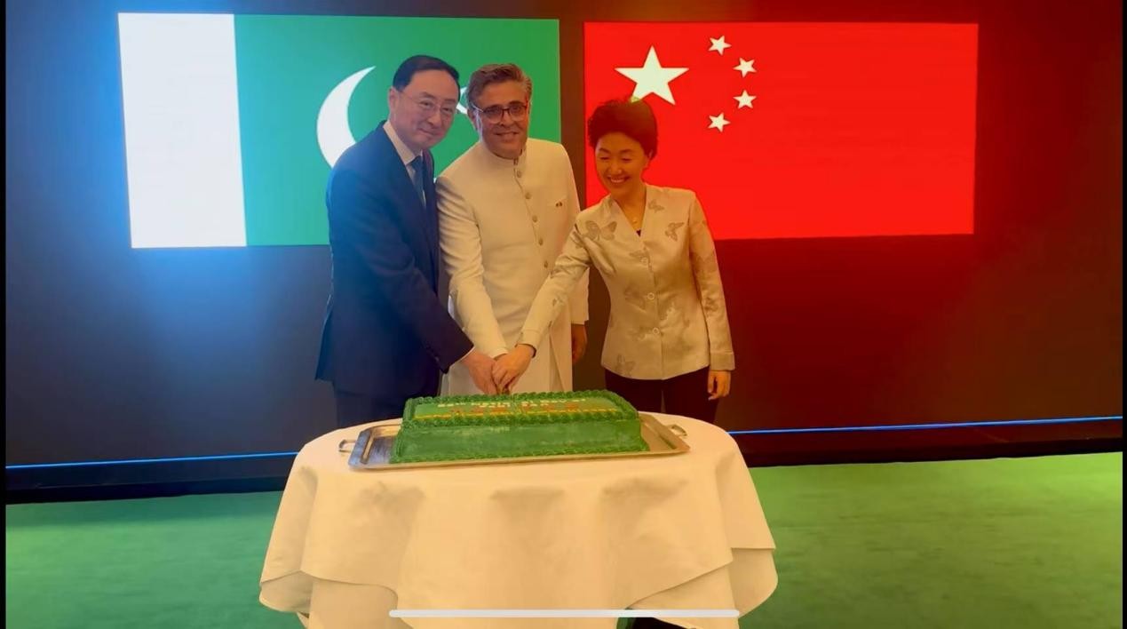 外交部副部長(zhǎng)孫衛(wèi)東（左）、巴基斯坦駐華大使卡里爾·哈什米（中）、中聯(lián)部副部長(zhǎng)孫海燕（右）共切蛋糕。巴基斯坦駐華大使館供圖