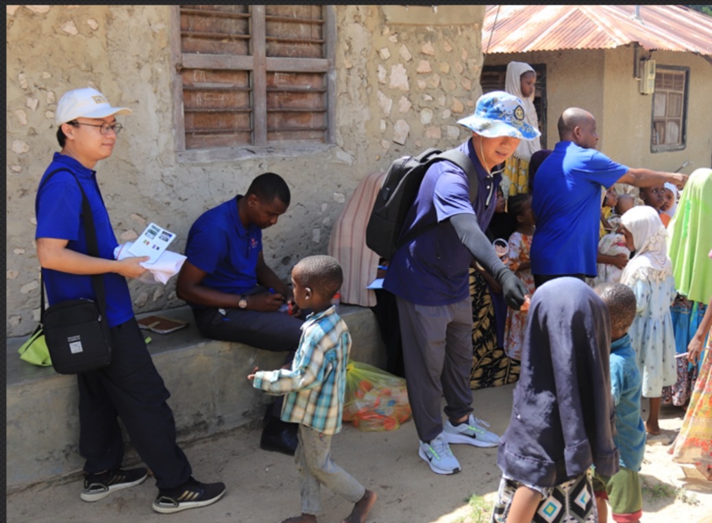 專家組向村民發(fā)放健康教育手冊和健康教育用品。專家組供圖