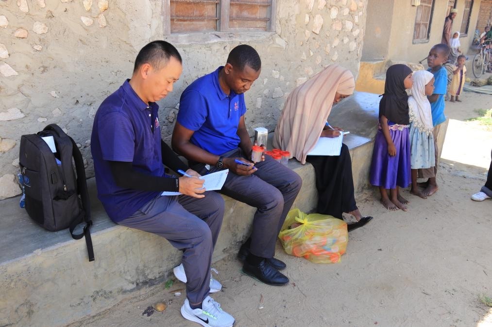 專家組指導(dǎo)非方疾控人員開展疾病篩查工作。專家組供圖