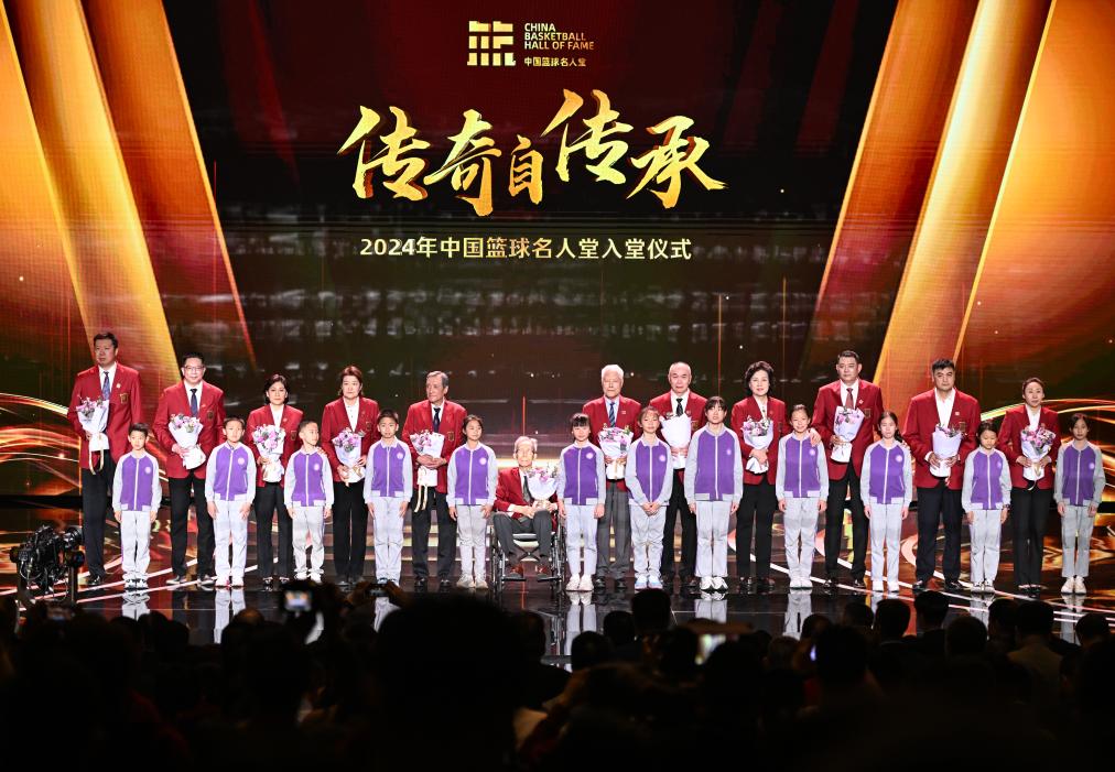 3月23日，在場的各屆中國籃球名人堂入堂人物在入堂儀式上合影留念。新華社記者 陳鐘昊 攝