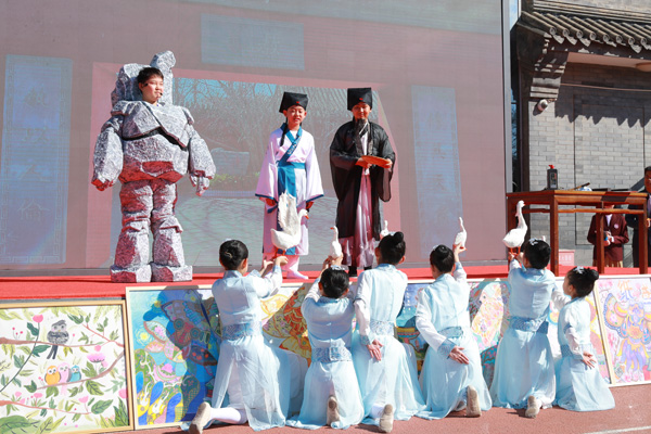 展覽開幕式上，府學學子上演情景劇《鵝池》。府學胡同小學供圖