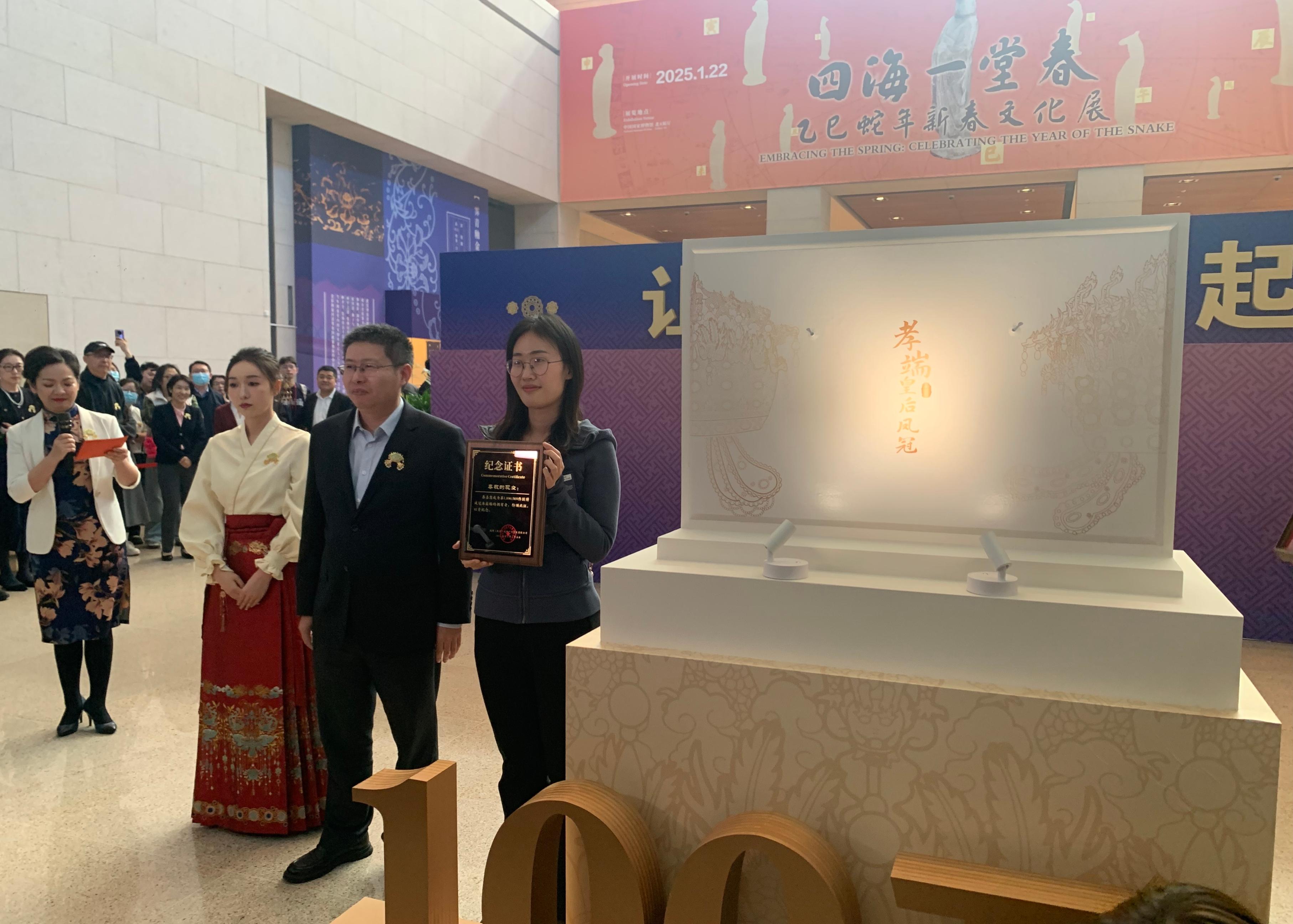 國博文創(chuàng)團隊精心準(zhǔn)備了“紀(jì)念款鳳冠冰箱貼”和紀(jì)念證書贈送給第100萬件鳳冠冰箱貼的購買者。人民網(wǎng)記者 劉穎穎攝