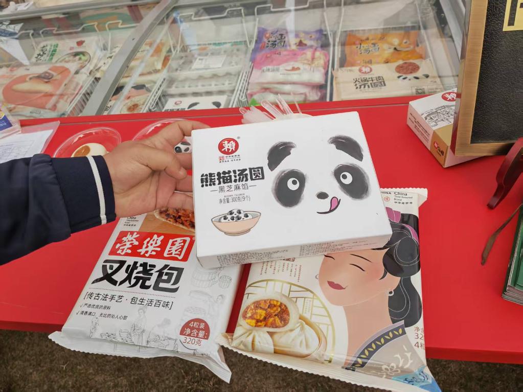 賴湯圓推出的新品熊貓湯圓（3月21日攝）。新華社記者 張海磊 攝