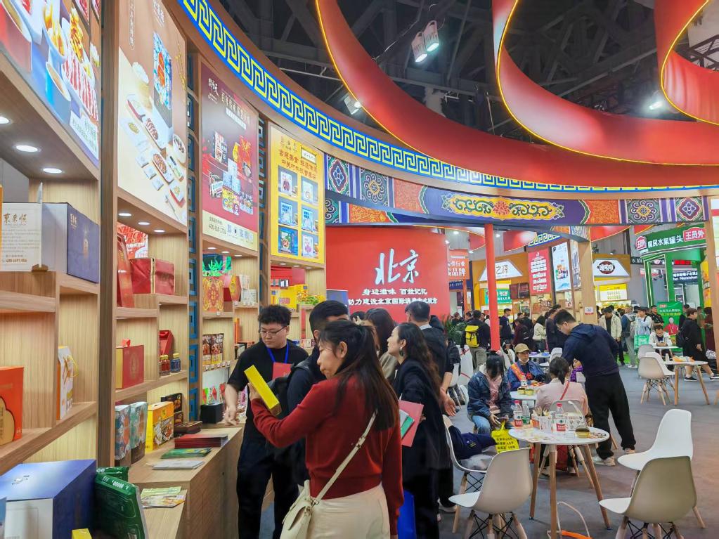 3月25日，在四川省成都市舉行的第112屆全國糖酒商品交易會中華老字號專區(qū)，展商們在展位前交流。新華社記者 張海磊 攝