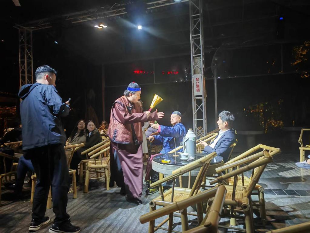 3月24日，《鶴鳴傳奇》在四川省成都市人民公園鶴鳴茶社演出。新華社記者 張海磊 攝