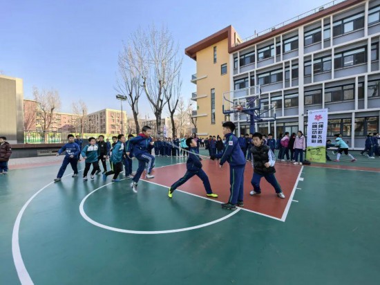 北京師范大學(xué)實驗小學(xué)開展跳繩比賽。