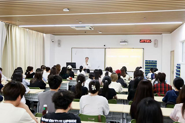 深圳職業(yè)技術(shù)大學(xué)黨委副書(shū)記、校長(zhǎng)許建領(lǐng)為學(xué)生授課。學(xué)校供圖
