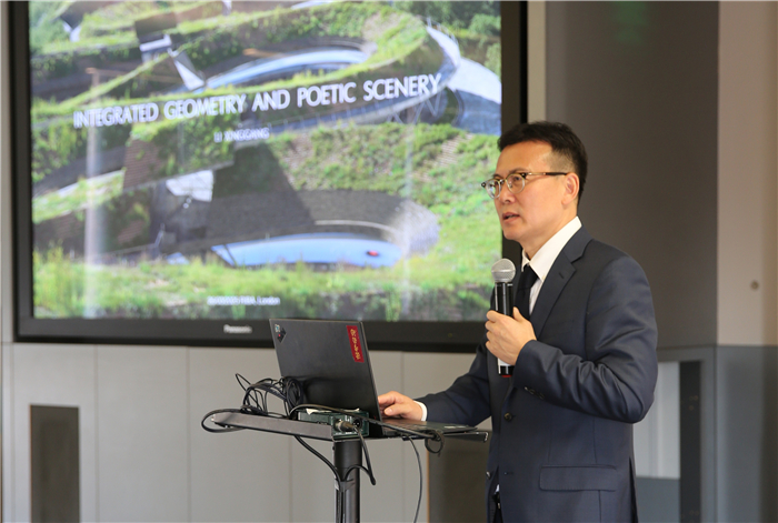 李興鋼院士做題為《勝景幾何》的主旨報告?；顒又鬓k方供圖