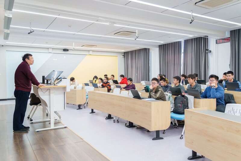 北航面向全校本科生開設《人工智能導論》通識必修課。校方供圖