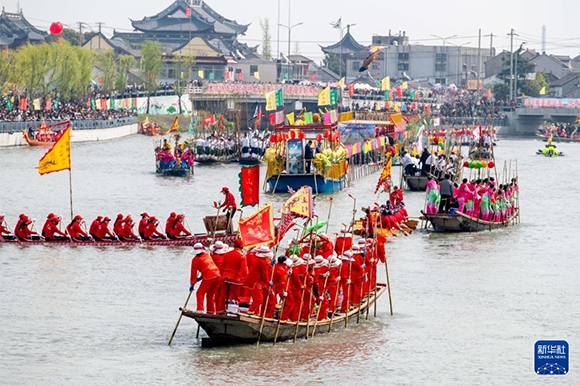 ?4月4日，選手在參加茅山會(huì)船盛會(huì) 。?新華社發(fā)（楊玉崗 攝）