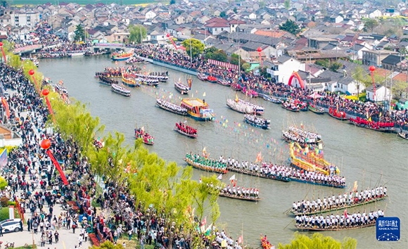 4月4日，選手在參加茅山會(huì)船盛會(huì)（無人機(jī)照片）。?新華社發(fā)（周社根 攝）