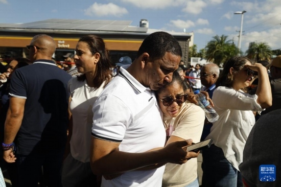  4月8日，人們聚集在多米尼加首都圣多明各的夜總會(huì)屋頂坍塌事故現(xiàn)場(chǎng)附近。新華社發(fā)