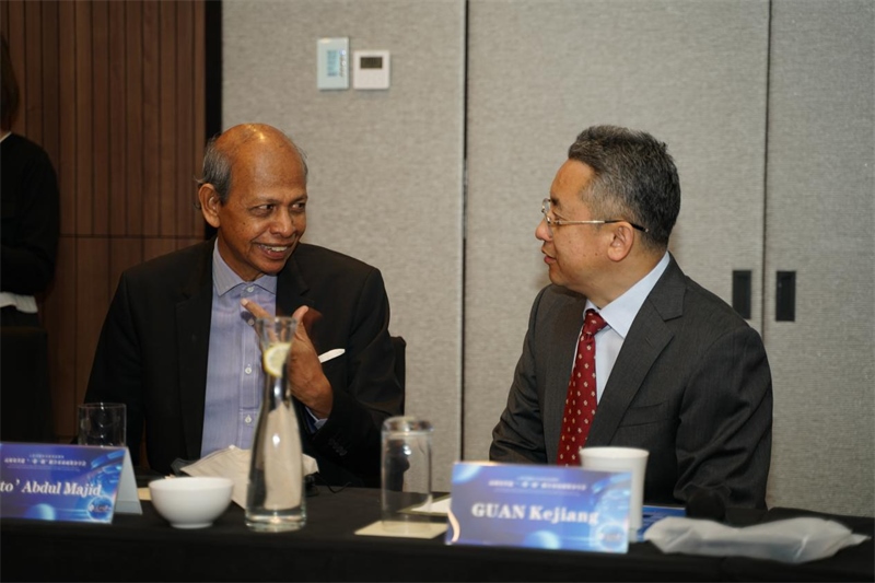 分享會(huì)現(xiàn)場，中方記者同與會(huì)代表進(jìn)行友好交流。林俊揚(yáng)攝